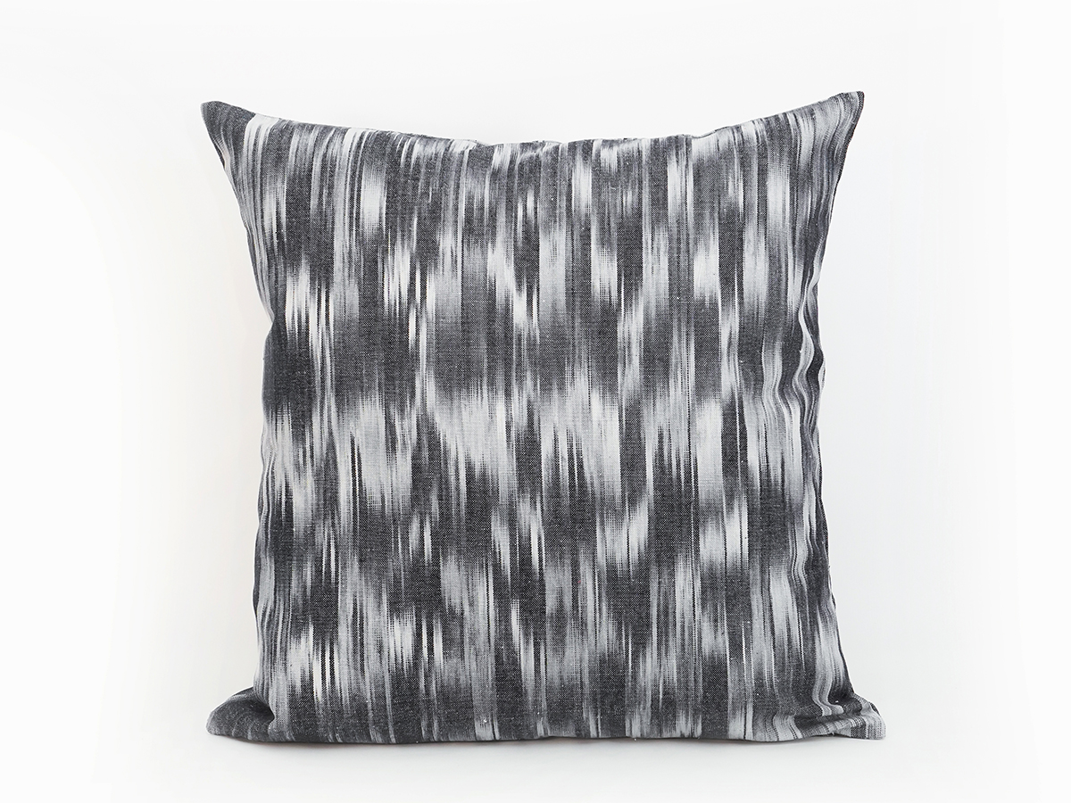 Ikat kissen 107 Schwarz