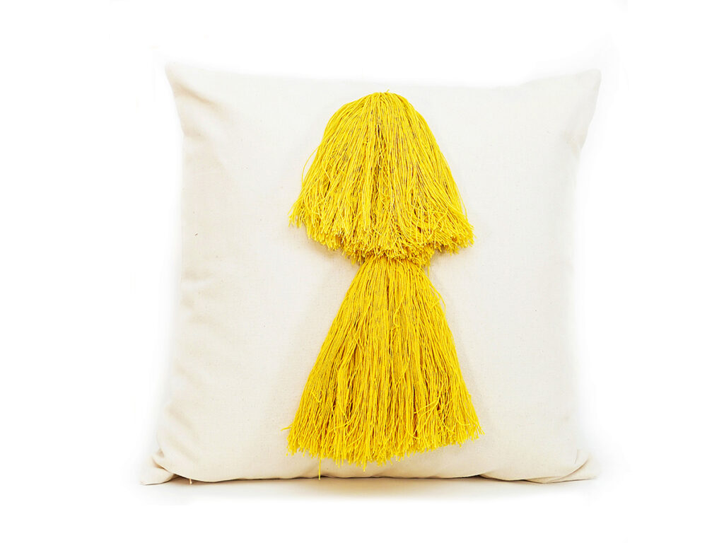 Cojín artesanal modelo Troca en amarillo de Teixits Vicens, con diseño tradicional de llengües