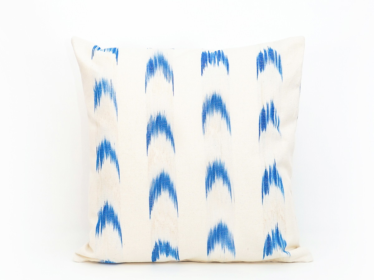 Cojín artesanal modelo 61 en azul con diseño de llengües de Teixits Vicens