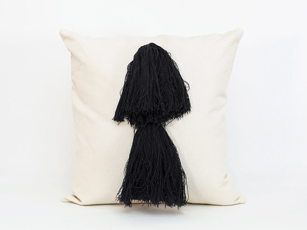 Cojín artesanal modelo Troca en negro de Teixits Vicens, diseño tradicional mallorquín