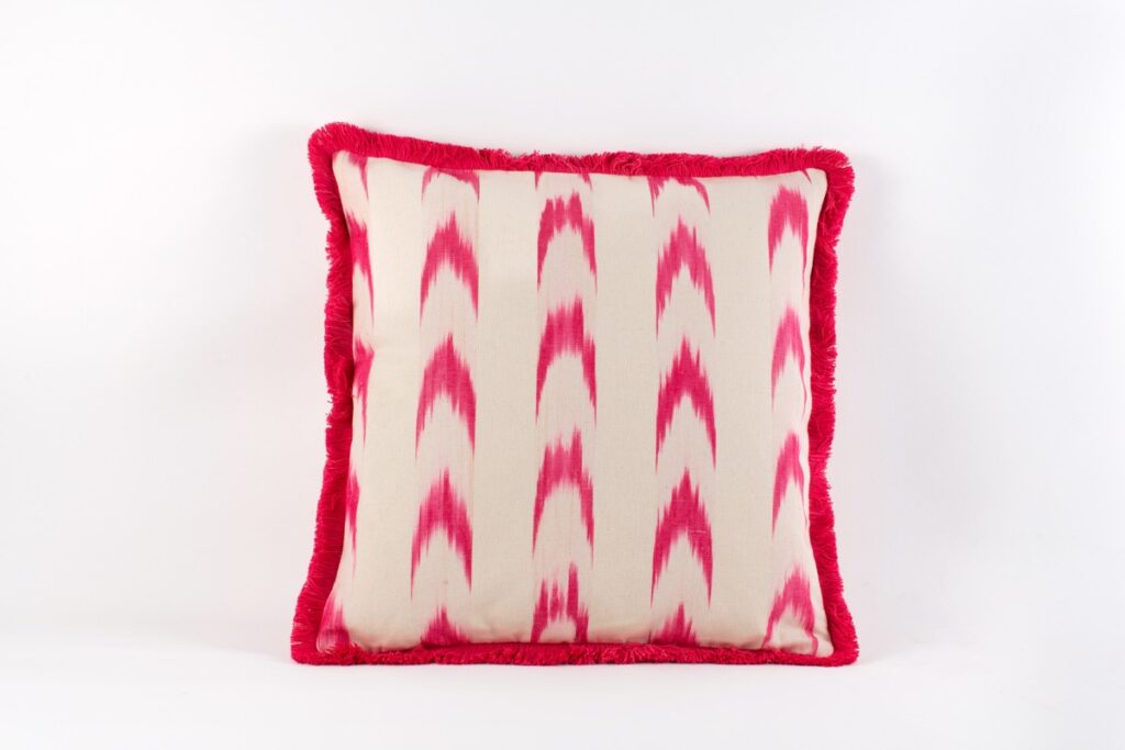Cojín decorativo con flecos y tela mallorquina artesanal en blanco y rojo de Teixits Vicens