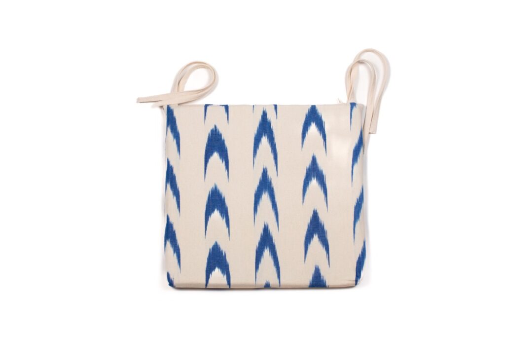 Cojín cuadrado con flecos y tela mallorquina beige con rayas azul marino de Teixits Vicens