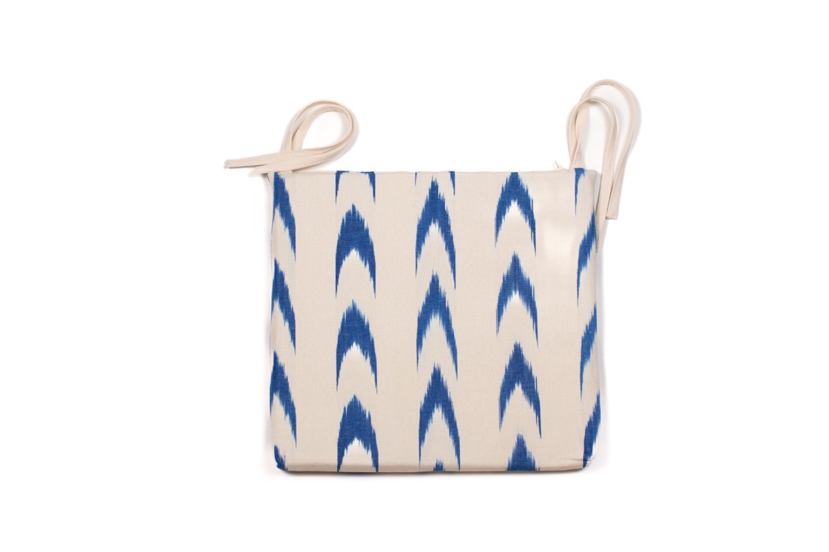 Cojín cuadrado con flecos y tela mallorquina beige con rayas azul marino de Teixits Vicens