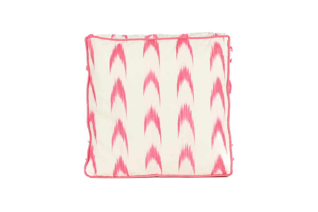 Cojín cuadrado con funda de tejido ikat mallorquín en blanco y rosa con patrón de lenguas tradicional