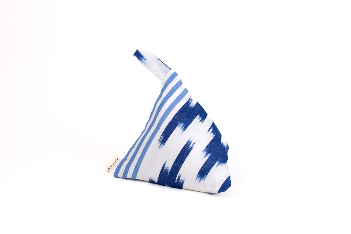 Producto textil artesanal de Teixits Vicens, diseño mallorquín color azul, celeste y blanco