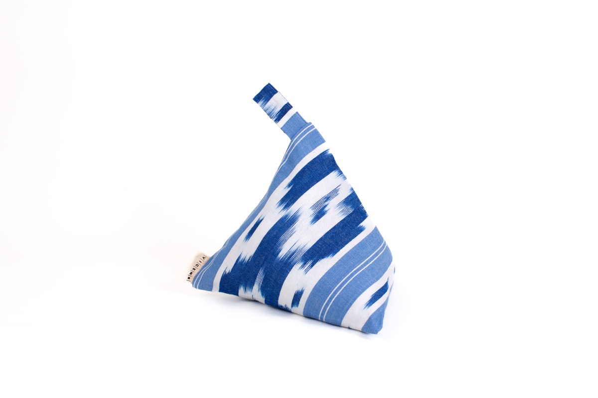 Subjectaportes de tela ikat mallorquín modelo 104 Blau en tonos azul y blanco con diseño tradicional de rayas y lenguas