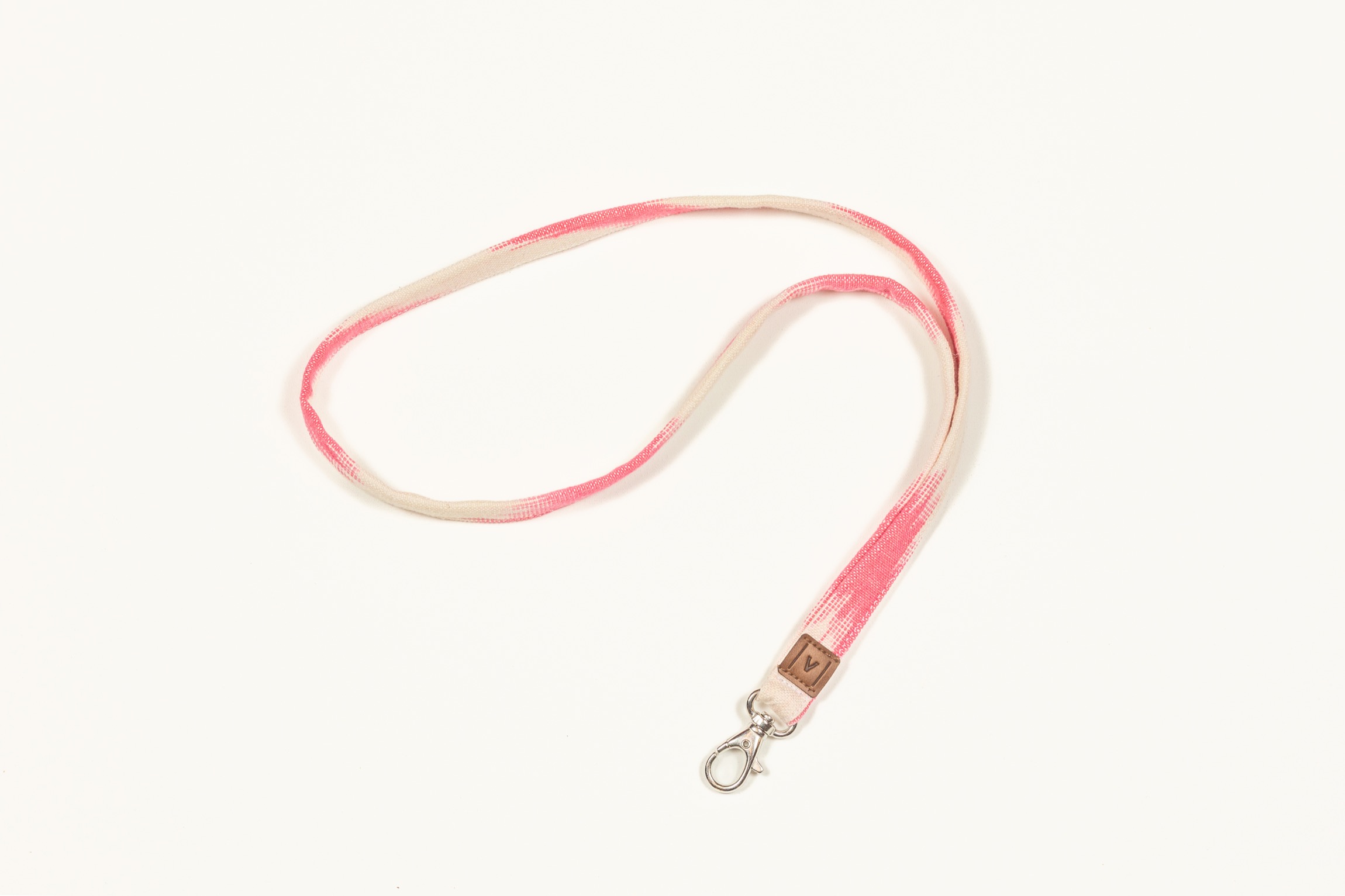 Correa o lanyard en tela mallorquina rosa de Teixits Vicens con mosquetón metálico, accesorio textil artesanal
