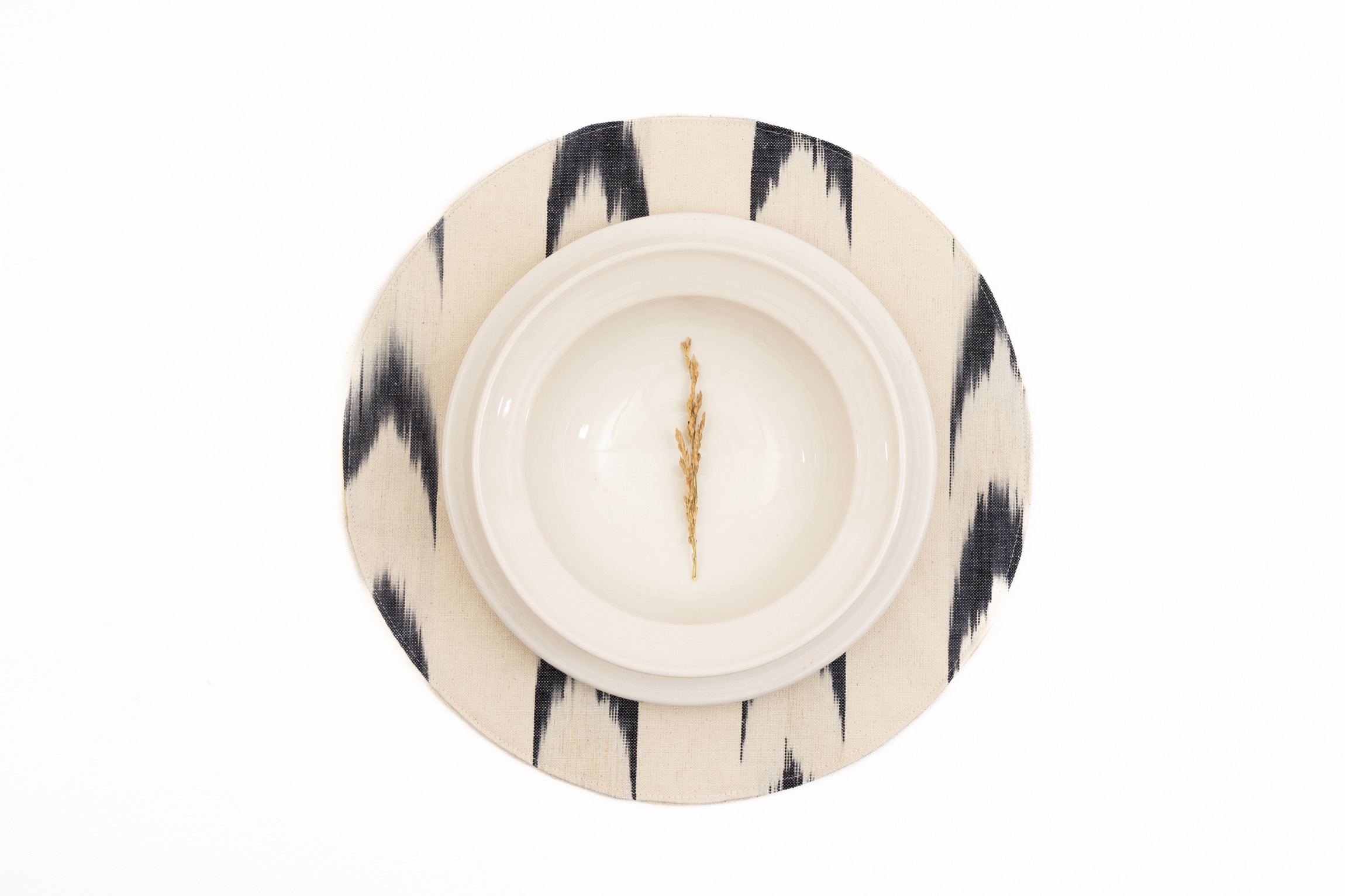 Salvamantel redondo de Teixits Vicens en diseño de llengües blanco y negro, ideal para mesa con estilo artesanal