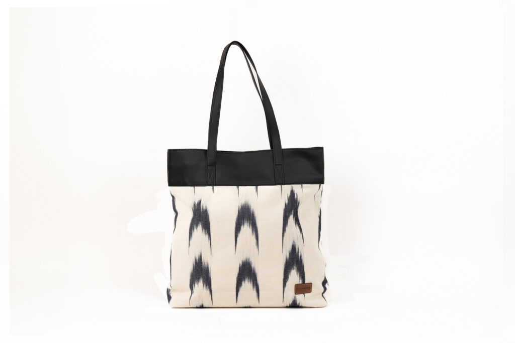 bolso shopper grande de tela ikat negra con asas negras hecho en Mallorca