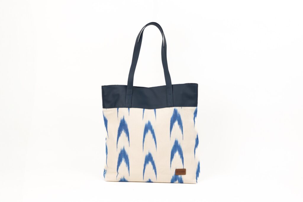 Bolso tote artesanal con asas oscuras y tejido mallorquín ikat azul de Teixits Vicens