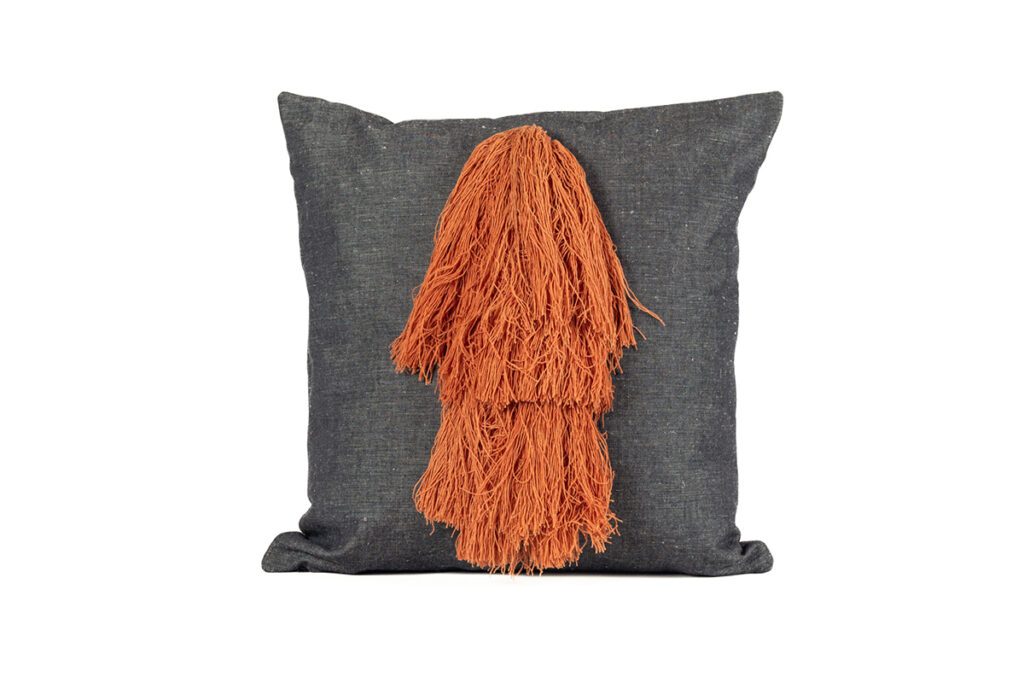 Cojín artesanal en color gris y naranja de Teixits Vicens, tejido mallorquín tradicional