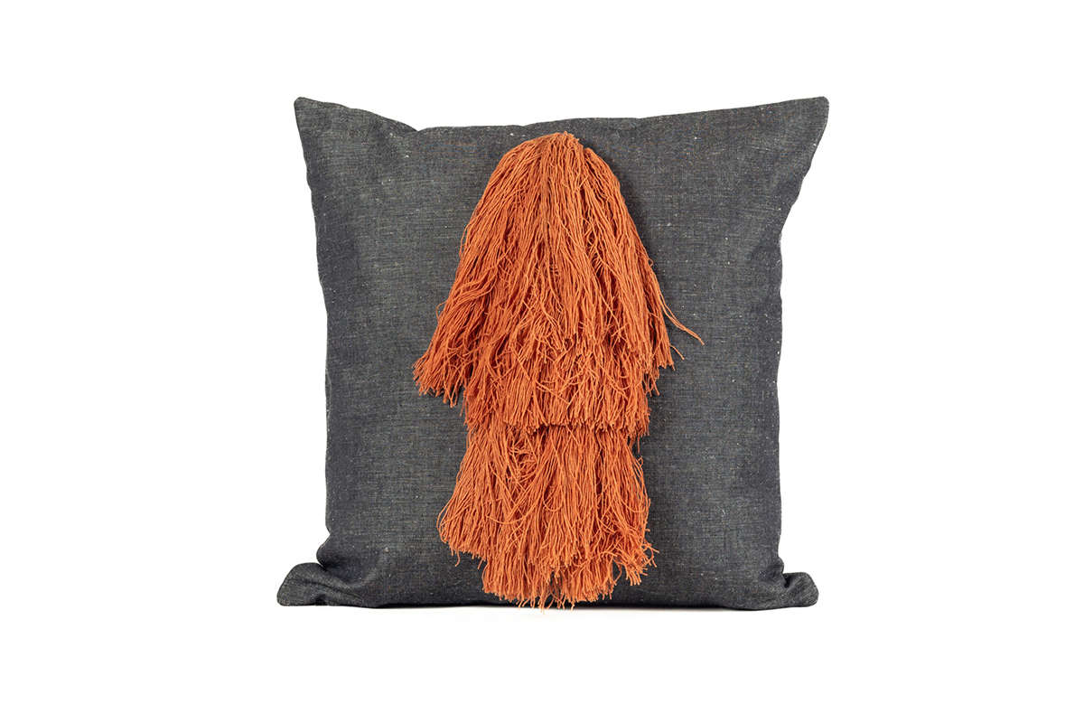 Cojín artesanal en color gris y naranja de Teixits Vicens, tejido mallorquín tradicional