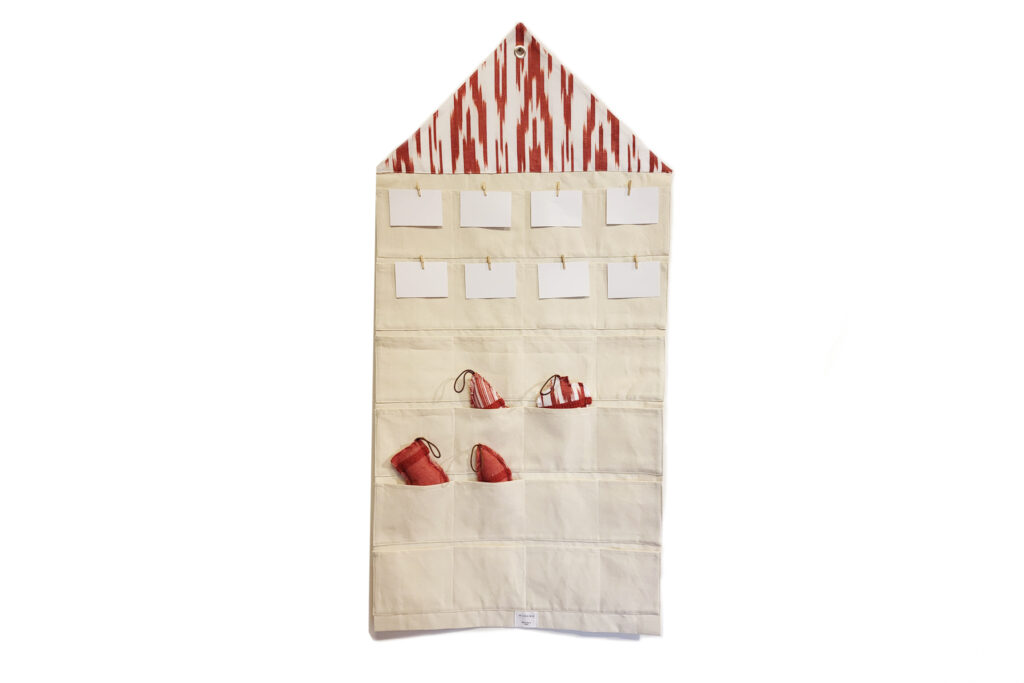Calendario de Adviento de tela mallorquina modelo 109 en rojo de Teixits Vicens