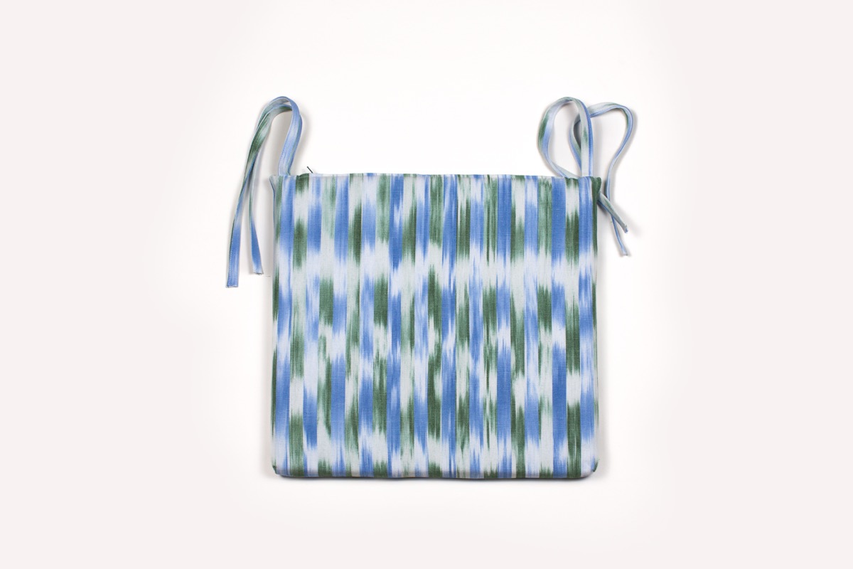 Cojín con cintas tela Mallorquina ikat 110 Celeste / Verde oliva