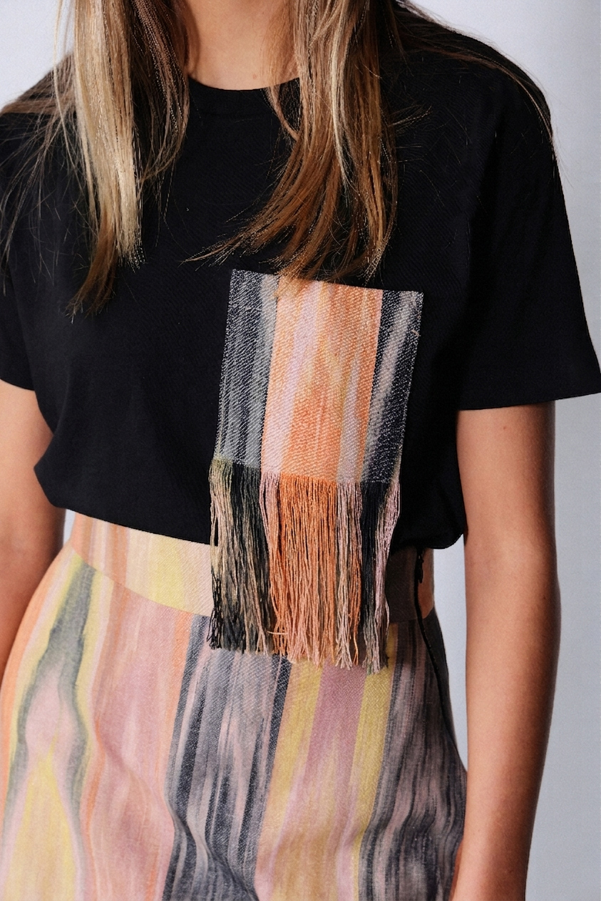 Schwarzes T-Shirt mit Ikat-Stofftasche und Fransen 200 beig